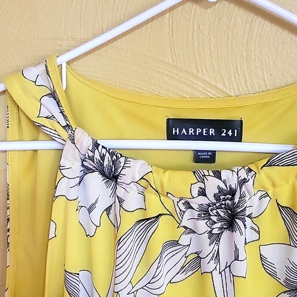 Yellow floral sleeveless blouse size large - Picture 2 of 4